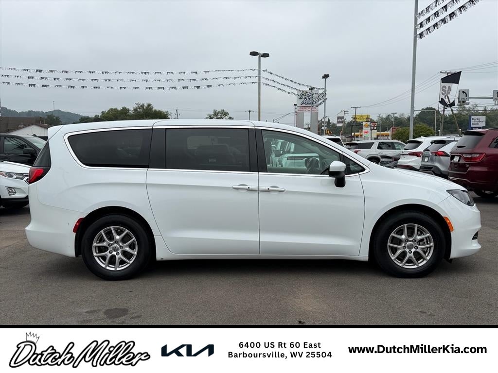 2023 Chrysler Voyager LX